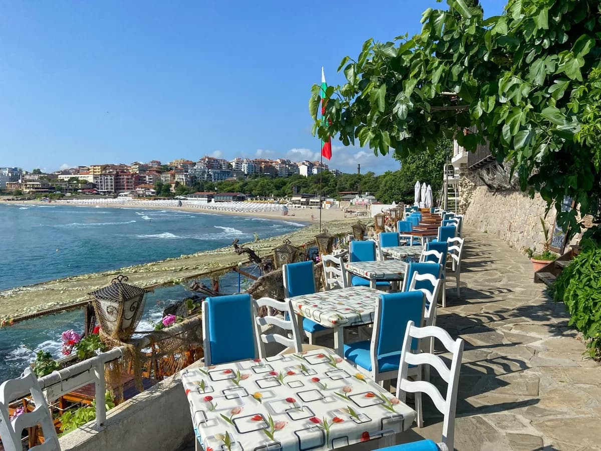 Britanci našli "Amalfi obalu u Bugarskoj" i biće otkriće i za srpske turiste: Pivo manje od 2 evra, ceo ručak za 10