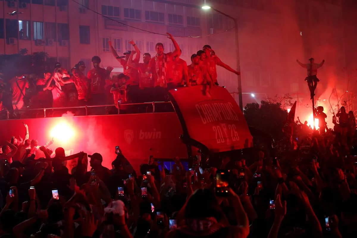 VIDEO Ludilo na ulicama Atine: Navijači Olimpijakosa slavili titulu sa igračima