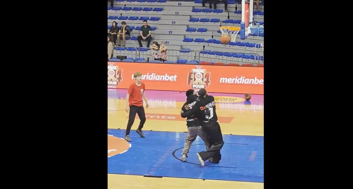 VIDEO Kodi pravio šou: Igrao basket sa klincima između dva meča i zabavljao sve u dvorani