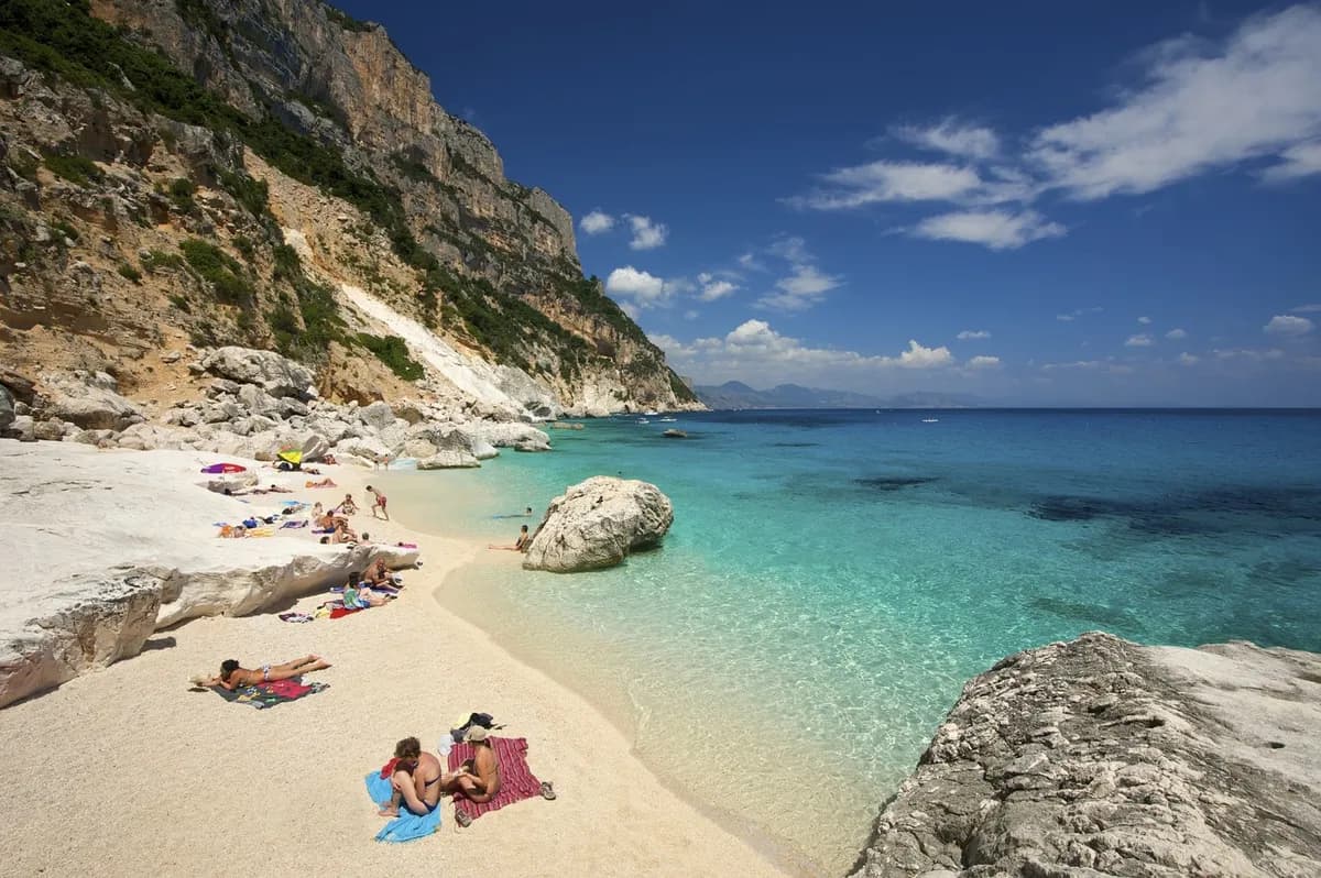 Omiljena letnja destinacija uvela ograničenja broja posetilaca na plažama i obavezne rezervacije, a malo peska vas može koštati do 3.500 evra