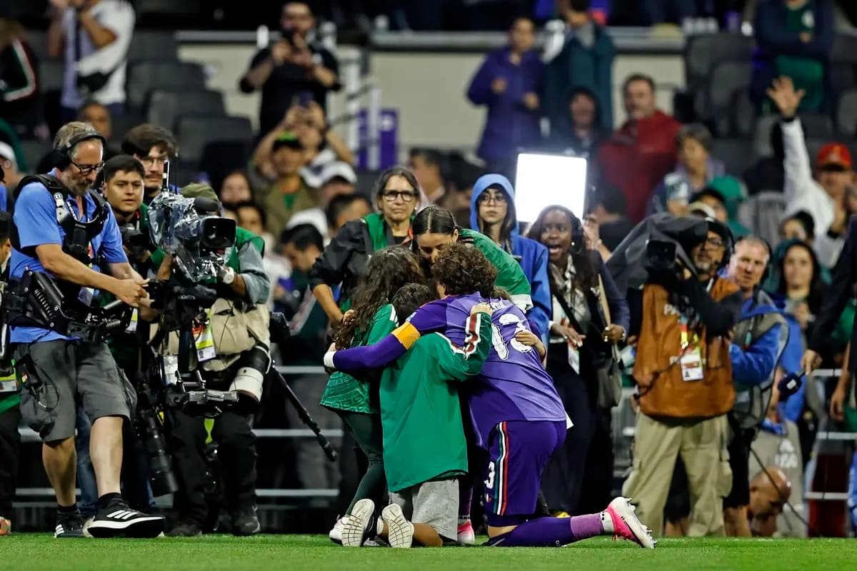 VIDEO Stao uz rame Mesiju i Ronaldu: Emotivne scene na Mundijalu i ovacije za legendu koja je sa suzama ušla u večnost