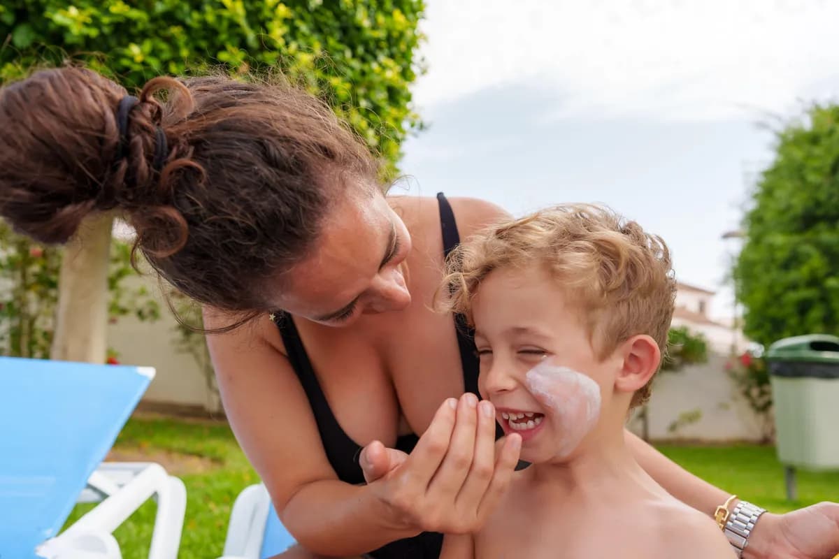 Pitali su 3 dermatologa koju kremu za sunce nikad ne bi koristili - svi su rekli isto