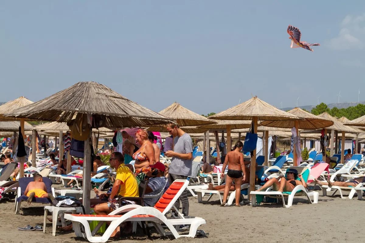 Objavljene cene ležaljki u CG za ovu godinu, turisti ipak nezadovoljni
