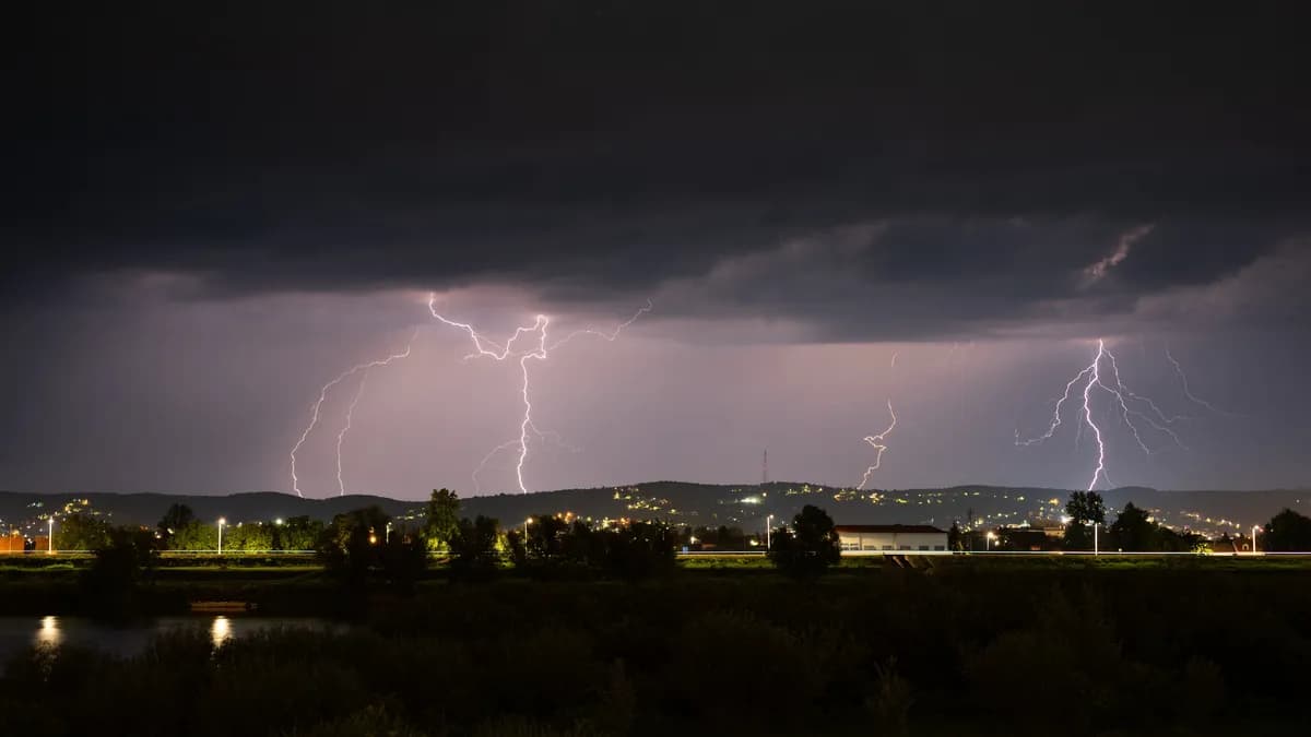 Vremenski radar pokazuje tačno vreme kada počinje nevreme u Srbiji: Temperatura pada za 10 stepeni, a oluja pogodiće ove delove zemlje dva puta