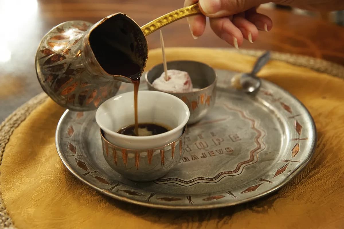 Koliko kašičica kafe treba staviti u džezvu? Postoji tačna mera za savršenu tursku kafu