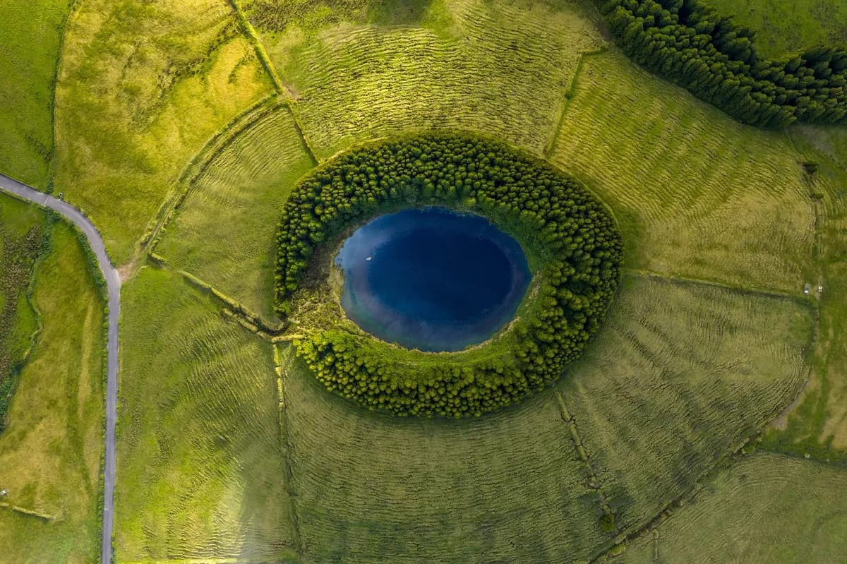Jezero u Evropi izgleda kao s druge planete, a s puta se i ne primećuje