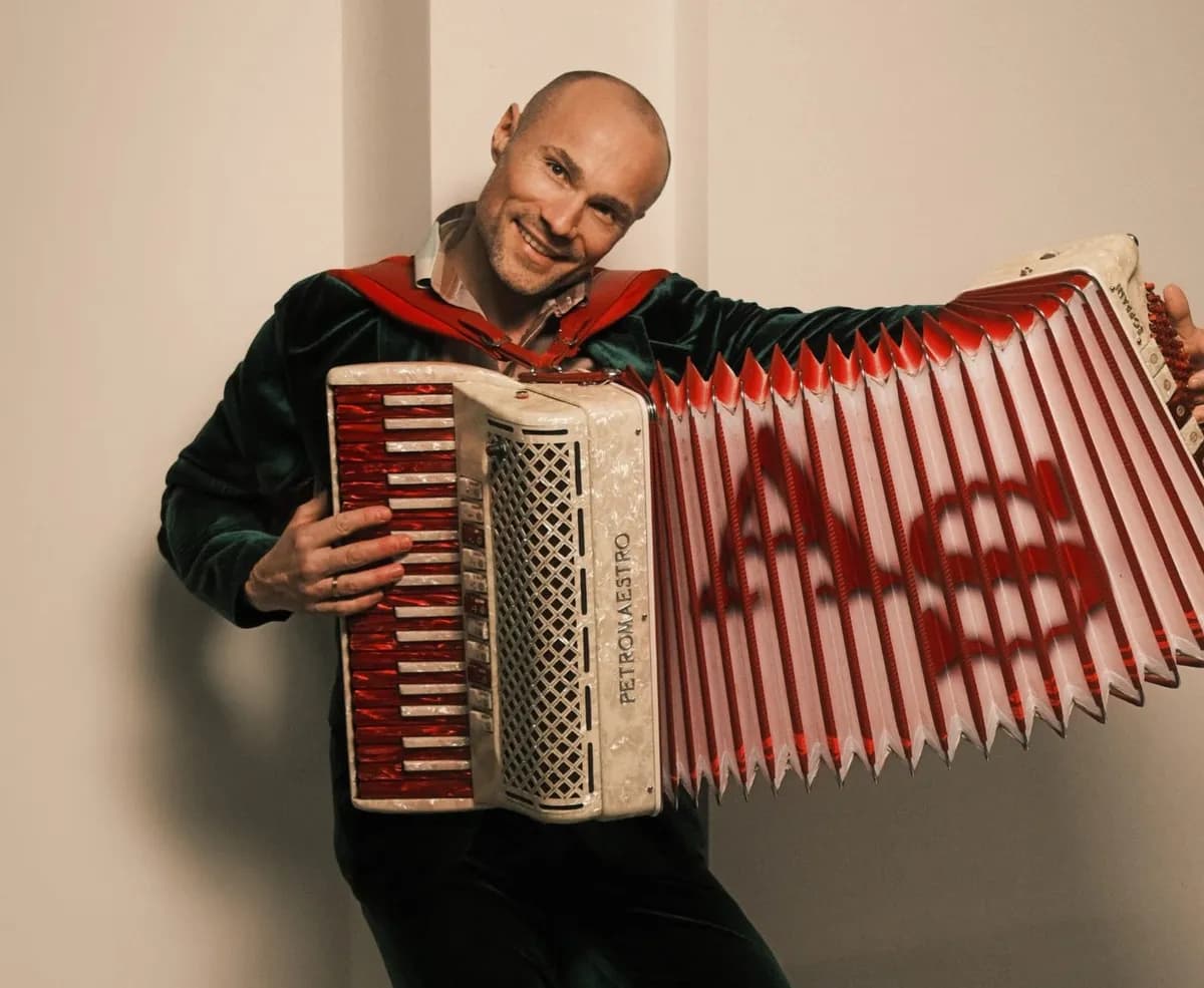 Sofra kao Brus Vilis: Virtuoz na harmonici u novom izdanju pred veliki koncert u centru Sava
