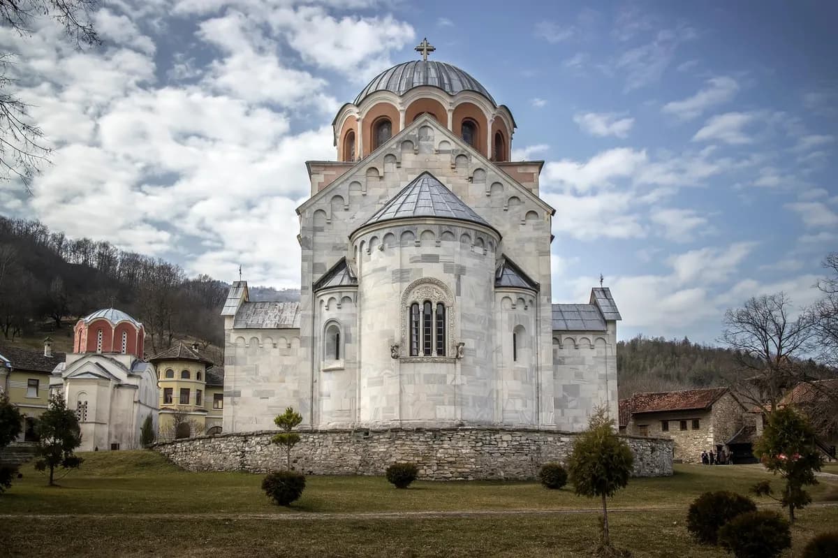 Pogledajte kako je prikazan manastir Studenica u novom srpskom pasošu (FOTO)