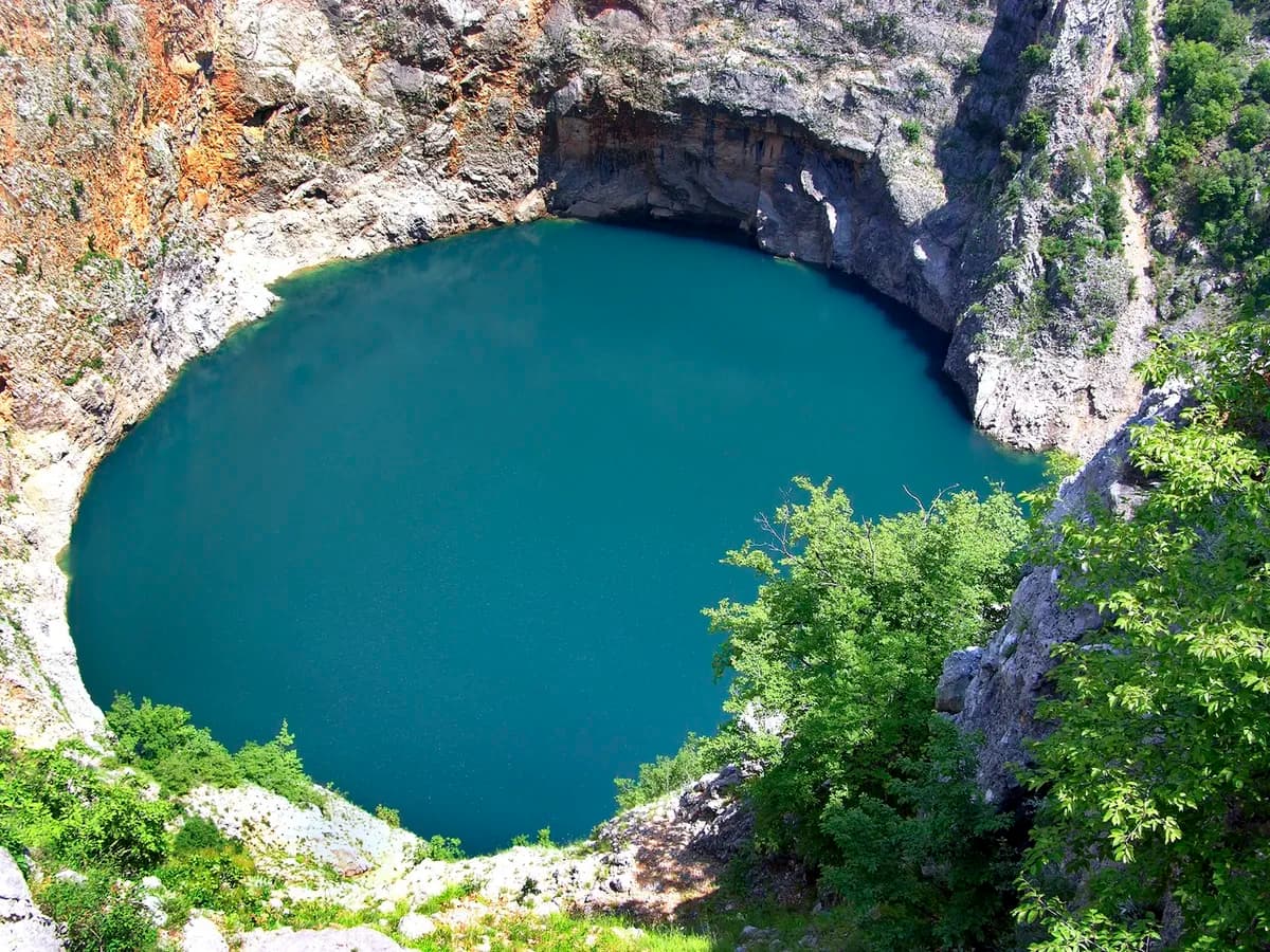 Crveno jezero u komšiluku u koje još uvek niko nije uspeo da ubaci kamen: Mesto koje izgleda kao sa druge planete