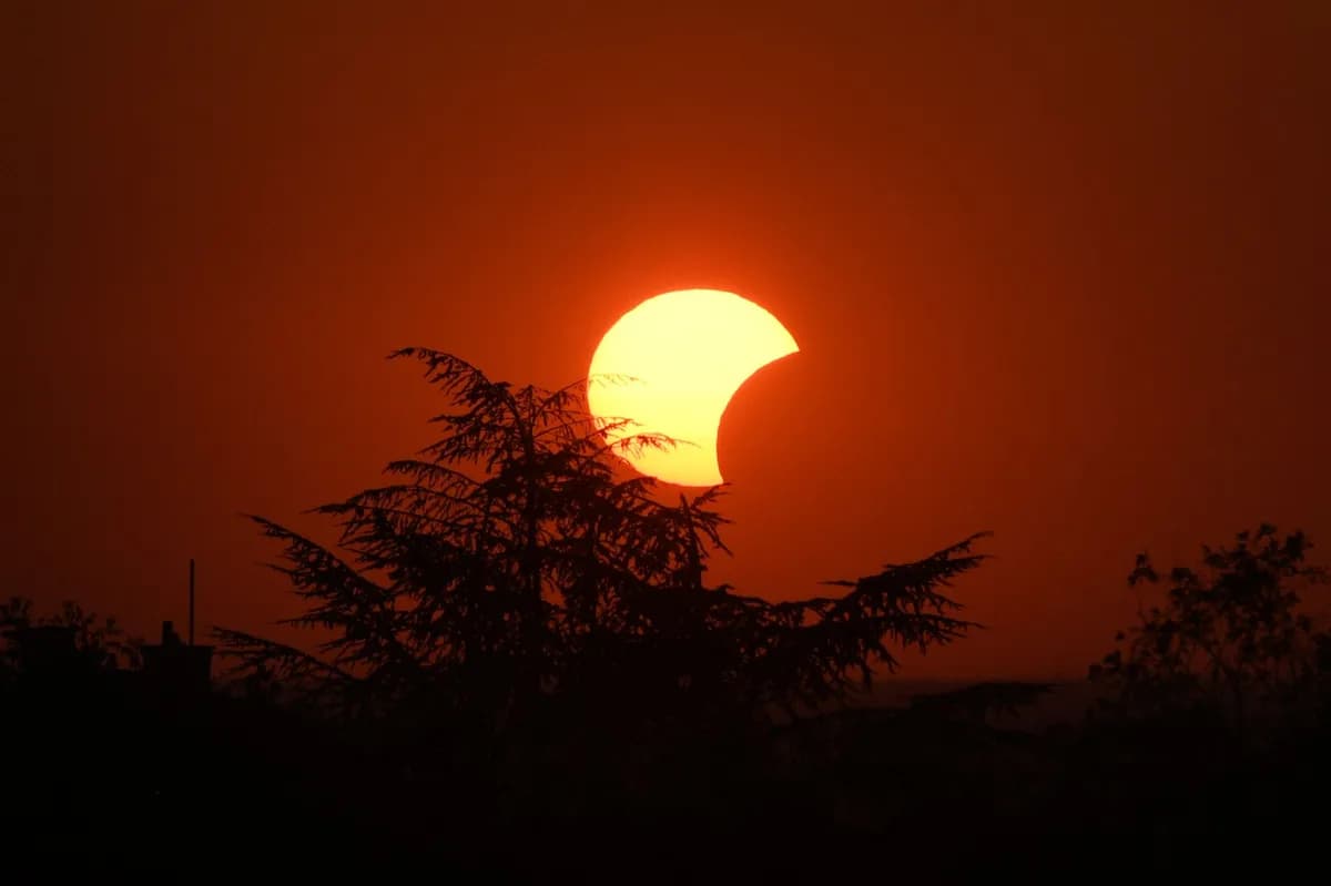 Delimično pomračenje Sunca u Srbiji: Pogledajte nestvarne scene na nebu FOTO, VIDEO
