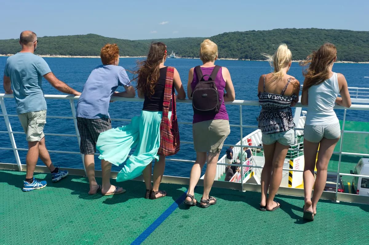 Usred putovanja trajektom Jadrolinije počeli su da ustaju, a zatim priredili šou za ostale putnike