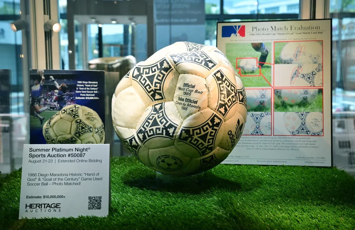 Lopta koju je dotakla Maradonina "Božija ruka" prodata za tri miliona dolara