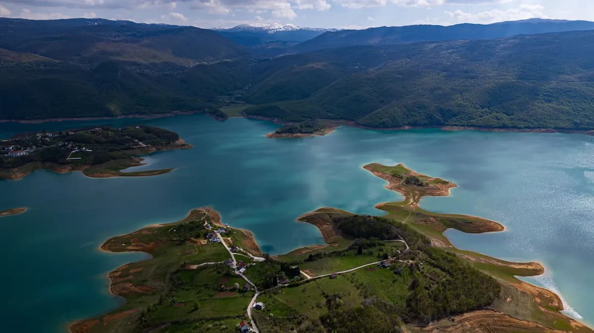 Ispod Ramskog jezera leži 20 sela - kada voda padne, iz dubine izrone kuće i groblja