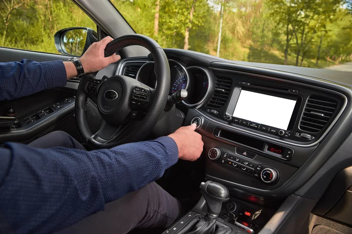Želite da trošite manje goriva? Pritisnite ovo dugme u automobilu