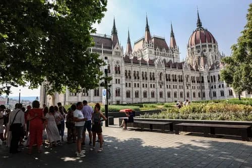 Zbog rekordnih vrućina u Mađarskoj radnicima dele bezalkoholno pivo, lubenice i sladoled