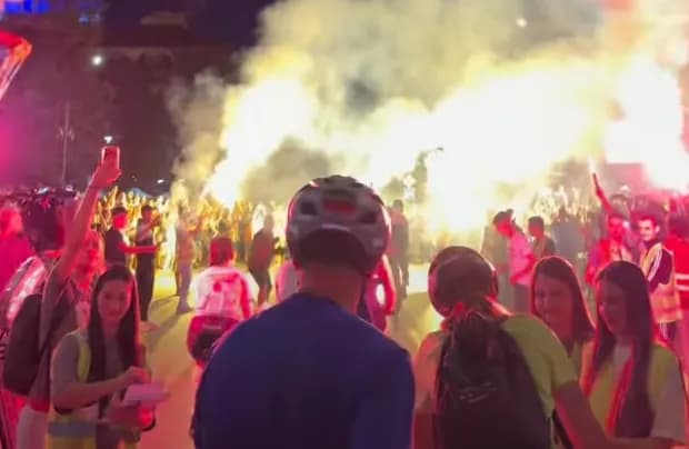 VIDEO Više stotina građana u Gornjem Milanovcu dočekalo studente bicikliste uz vatromet i baklje