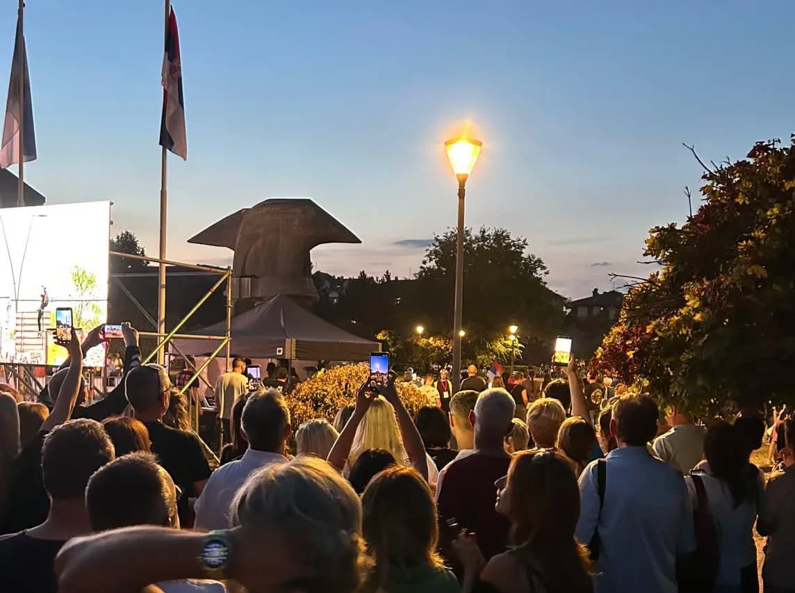 Studenti biciklisti dočekani u Kraljevu i Subotici: Ovacije, baklje, kolo i "Pumpaj" VIDEO