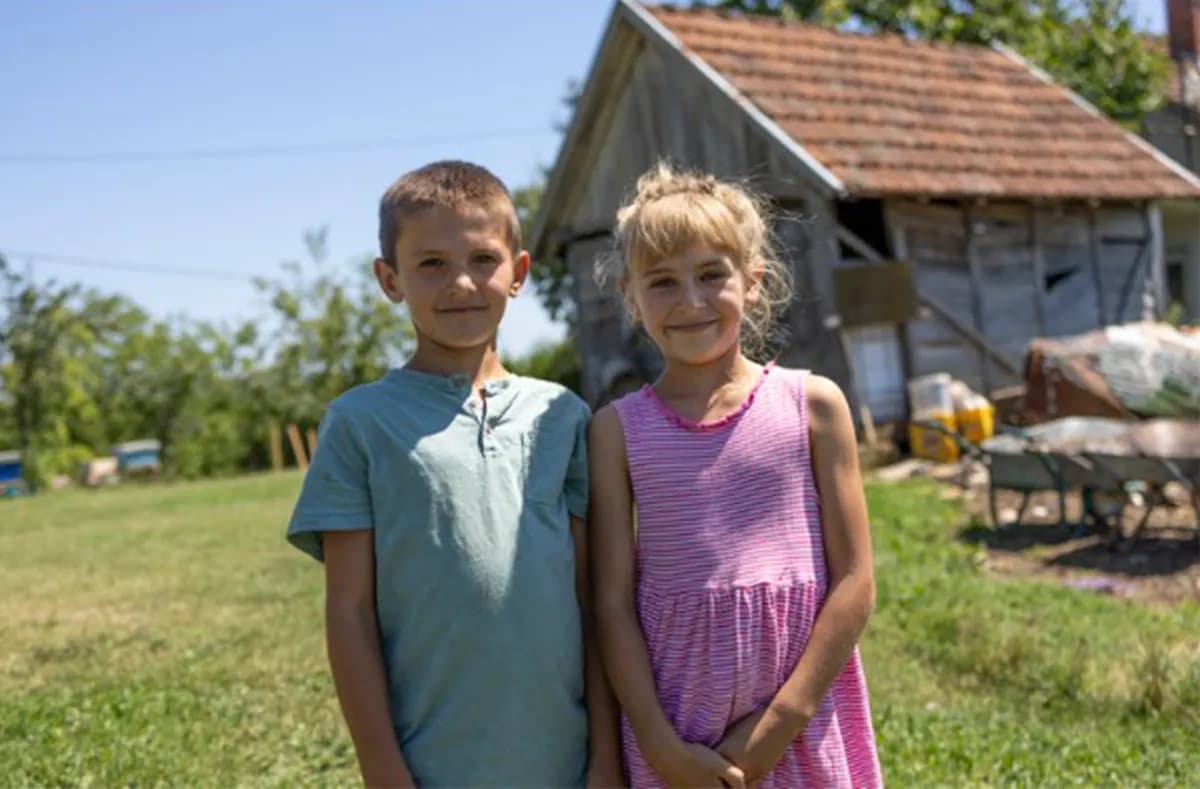 "Volim seki da kupim sladoled": Mali Nikola (9) svakog jutra bere gljive da zaradi neku paru i obraduje sestru sa invaliditetom