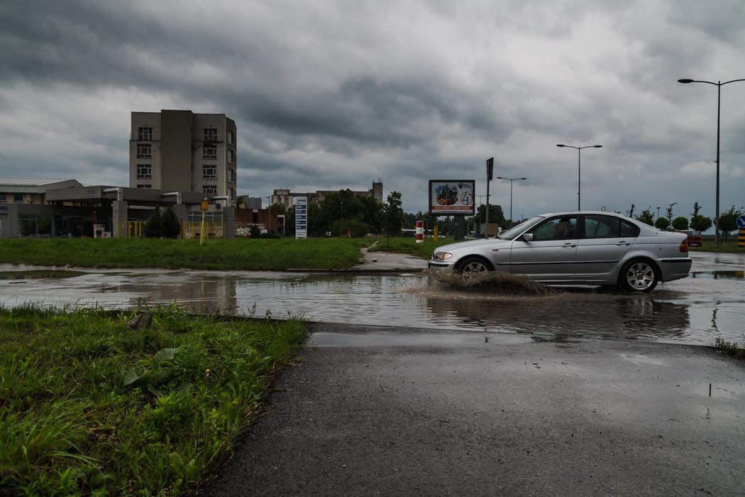 AMSS upozorava vozače na zahtevnije uslove za vožnju zbog mokrih kolovoza