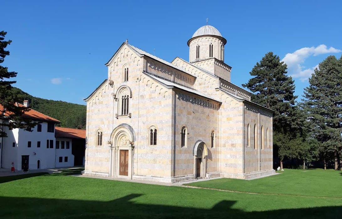 Visoki Dečani: Bivši oficir KFOR-a i 50 italijanskih studenata posetili manastir