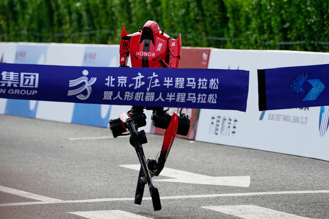 Ubrzani razvoj robotike u Kini - robot trkač brži od pobednika Pekinškog maratona
