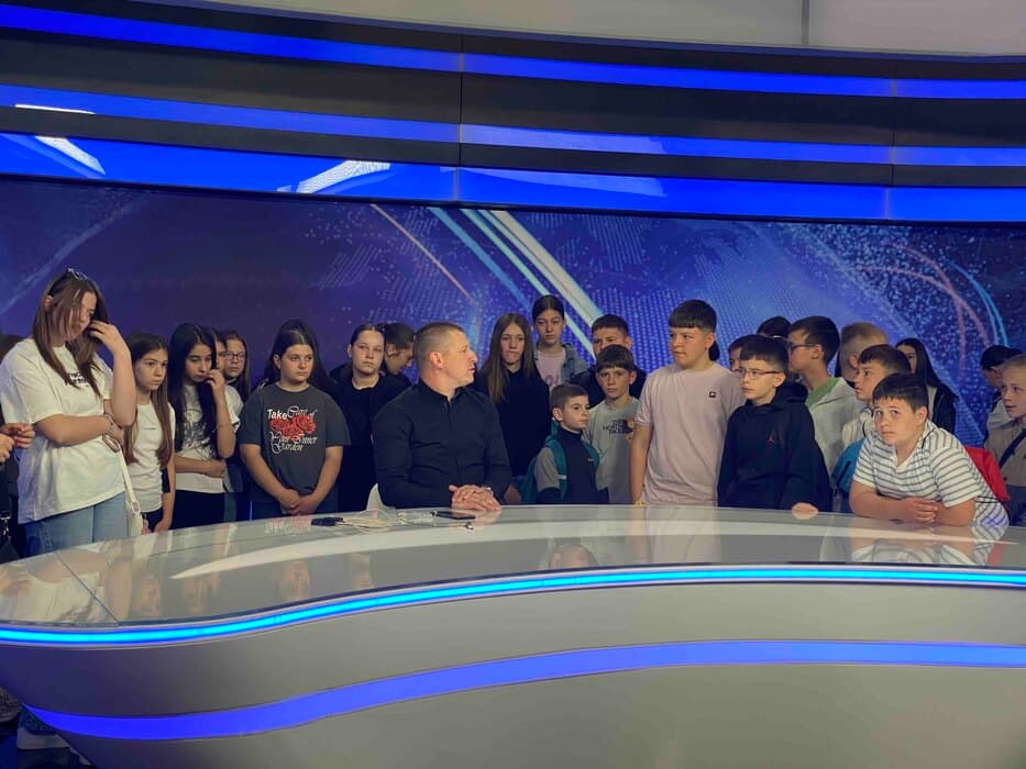 Osnovci iz Silbaša učili o medijima kroz posetu RTV-u