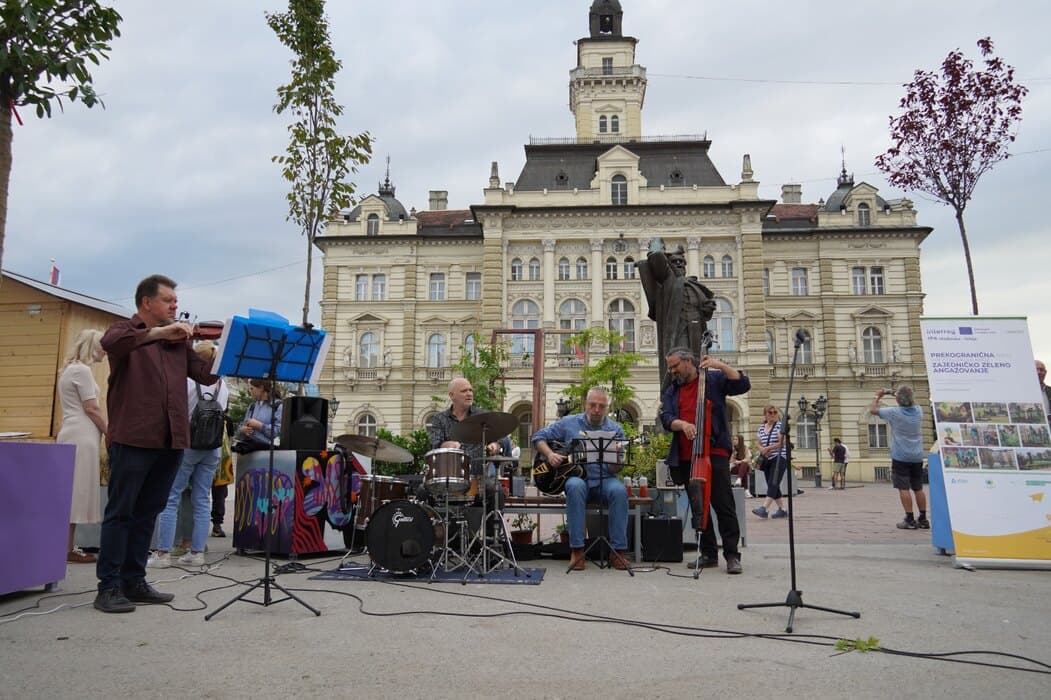 Na Trgu slobode otpočela završna faza performansa "Hodajuća šuma"