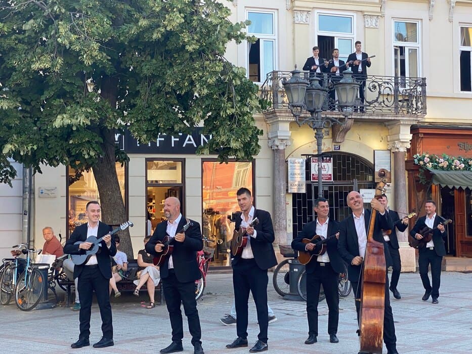 Veliki tamburaški orkestar RTV-a iznenadio Novosađane i najavio dvodnevni muzički događaj "RTV piknik – ponesi ćebe"