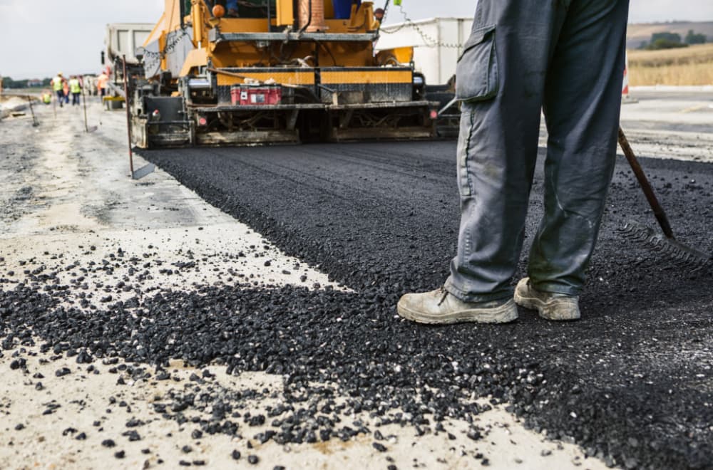 Novi asfalt hladi gradove i bolje odvodi vodu: Rešenje za vrela leta i poplave?