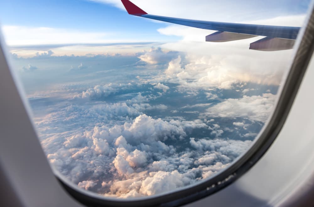 Jeste li primetili rupicu na prozoru aviona? Evo čemu zapravo služi