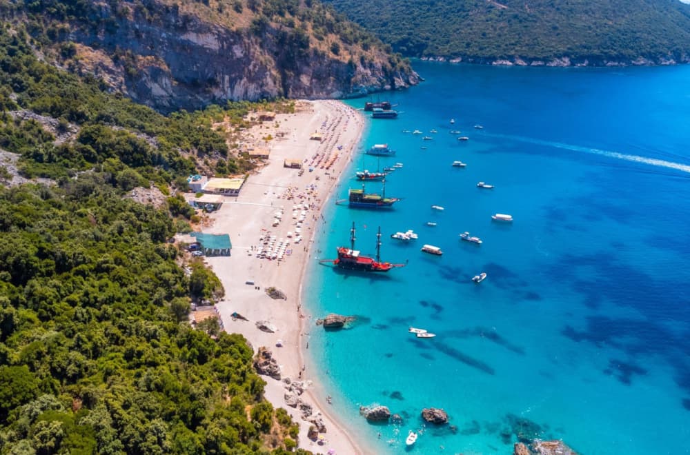 Turisti okreću leđa popularnim letovalištima: Evo gde sada putuju da bi prošli jeftinije i mirnije