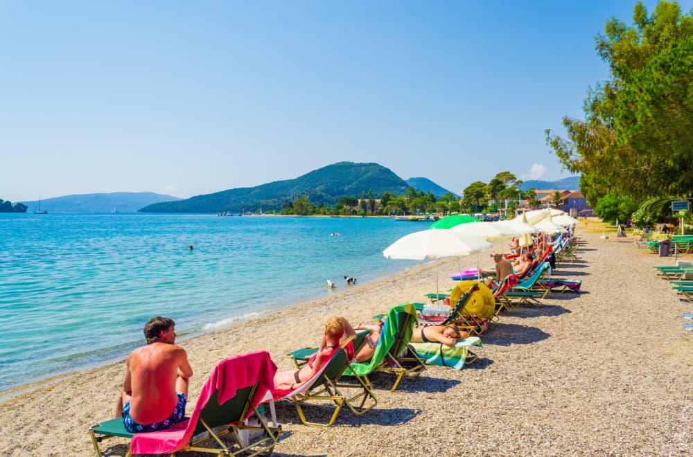 Prvi red uz more košta kao večera: Cene ležaljki u Grčkoj iznenadile turiste VIDEO