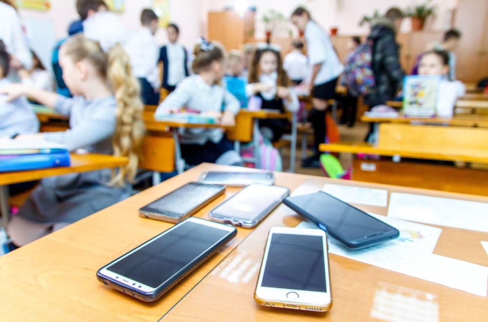 Zabranjuje se korišćenje veštačke inteligencije u školama