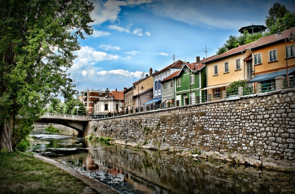 Najlepši grad u Srbiji zovu "srpska Bastilja": Sedam mostova su simbol ovog mesta FOTO