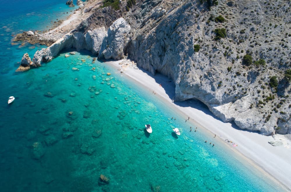 Zaboravite druga mesta: Ovo malo grčko ostrvo ima prelepe plaže, borove šume i savršeno je za odmor