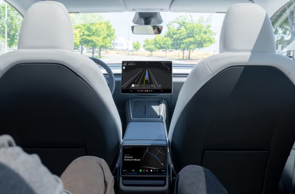 Ništa mu ne smeta: Tesla robotaksi prošao kroz stubiće na putu VIDEO