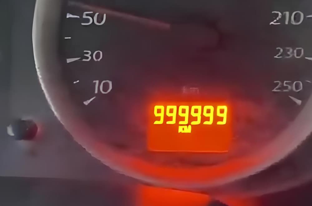 Obrnuo igricu! Auto prešao milion kilometara, pogledajte kako se sat vraća na nulu VIDEO