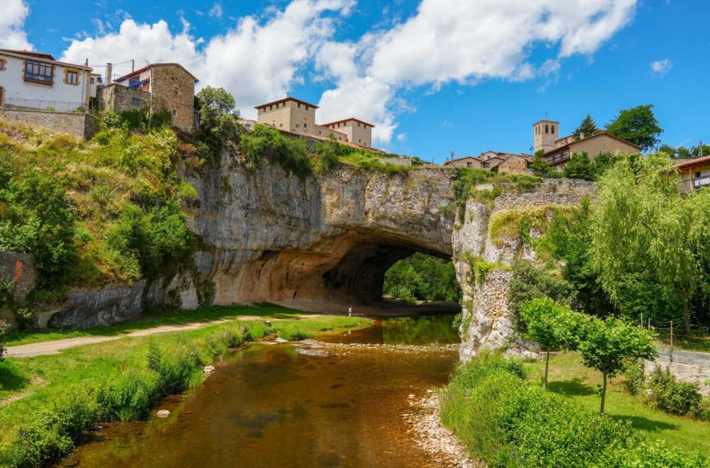 Selo nastalo na "Božjem mostu" oduzima dah: Turisti ga još uvek nisu otkrili FOTO