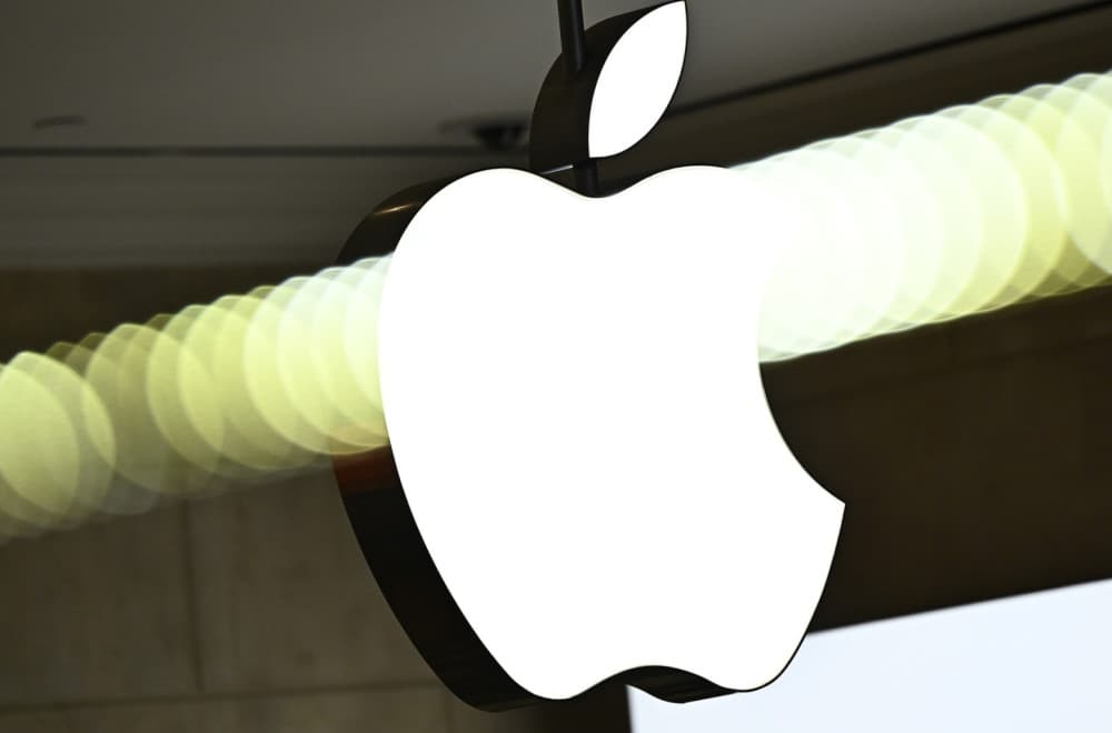 iPhone Fold stiže 2026: Da li će "nevidljivi" ekran uništiti konkurenciju?