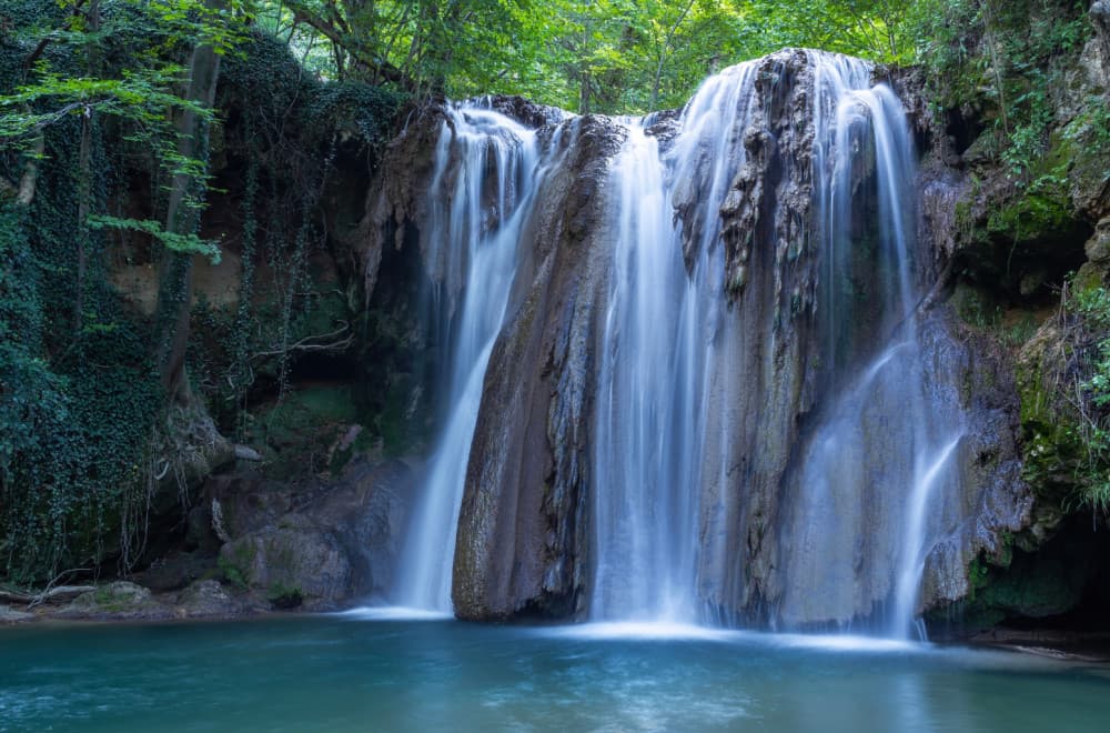 Ovo nije Bali – ovo je Srbija: Nestvaran vodopad i tirkizno jezero privlače sve veći broj turista FOTO