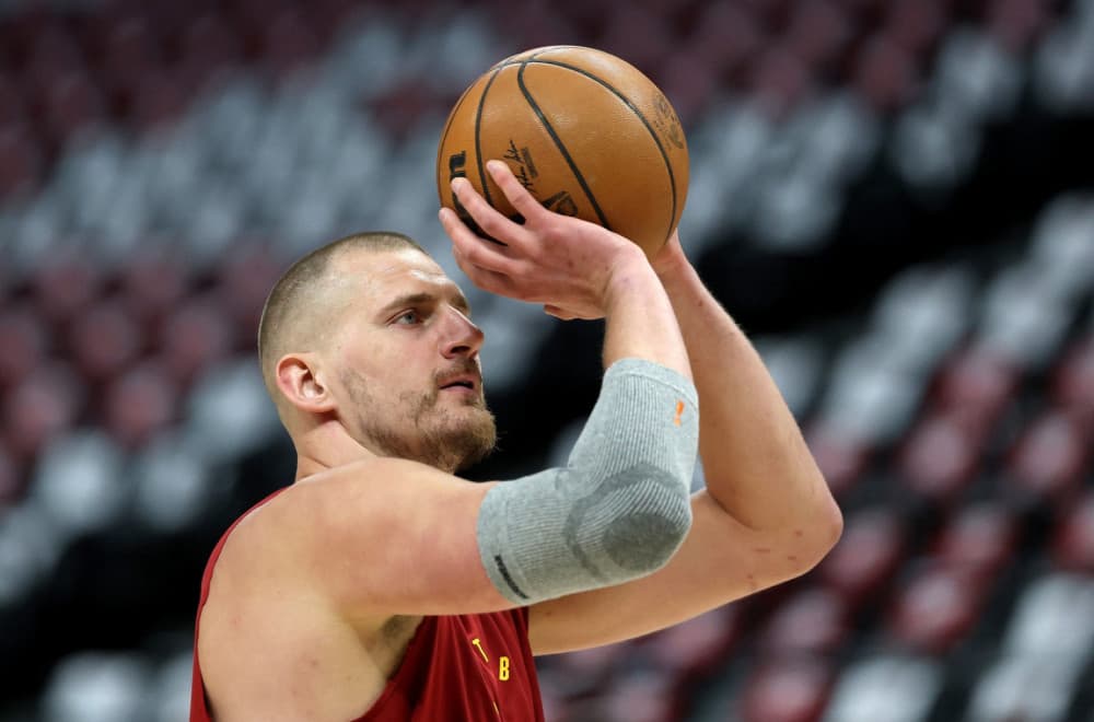 Jokićeva deli asistencije šakom i kapom – egal na poluvremenu