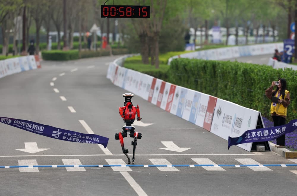 Robot trkač brži od pobednika Pekinškog maratona FOTO