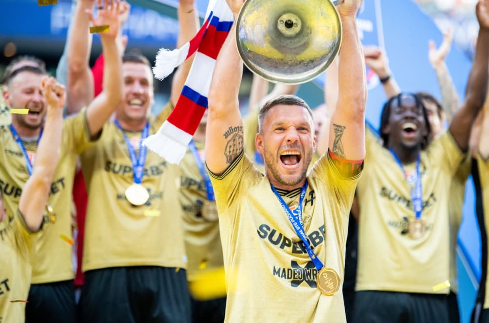 Bajka Gornjika posle 54 godine – Podolski digao trofej pred 58.000 ljudi VIDEO