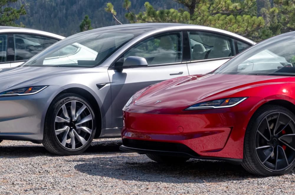 Teslin autopilot prešao 10 milijardi milja, ali vozač i dalje mora da drži ruke na volanu
