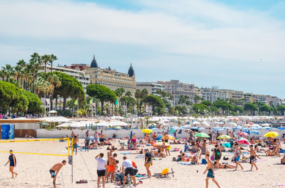 Kako izgleda popularno letovalište mimo Filmskog festivala: Luksuz, gužve i plaže kao centar društvenog života