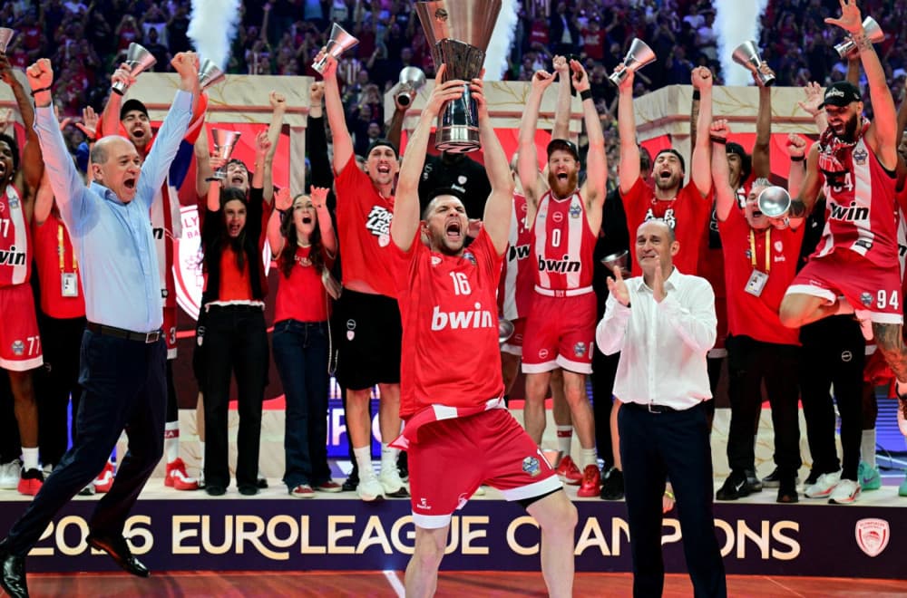 Olimpijakos šampion Evrolige; Milutinov slavio sa srpskom zastavom; Tajrik o Partizanu; "Vratićemo se"