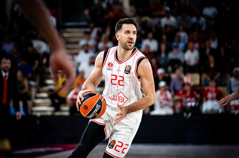 Micić trojkom "rešio" ljutog rivala! VIDEO