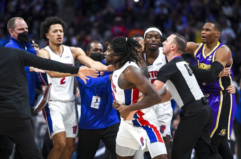 Pistonsi se rešili momka koji je jurio Lebrona po terenu da ga bije VIDEO