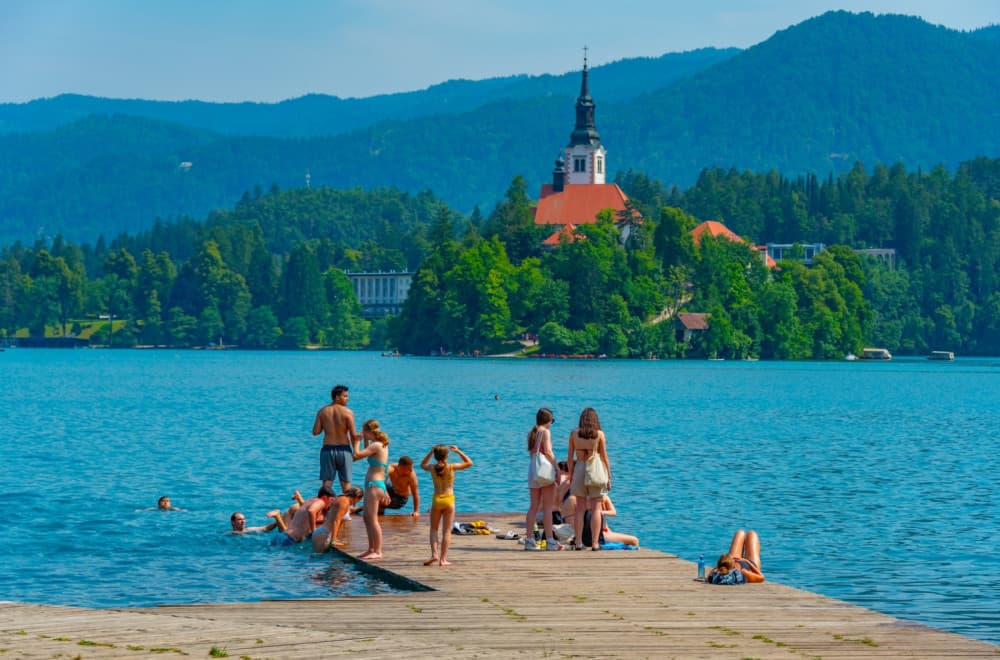 Nova pravila šokirala turiste: Kazna 200 evra ako sedite ispod drveta