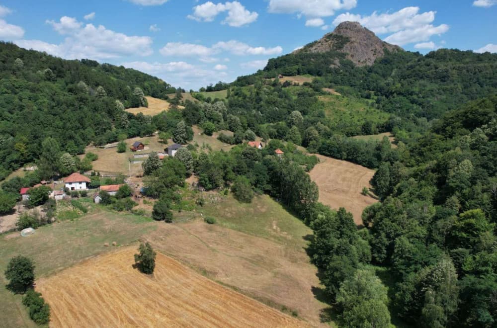 Raj na 800 metara nadmorske visine: Nekadašnji vulkan Ostrvica je danas popularna destinacija u Srbiji FOTO
